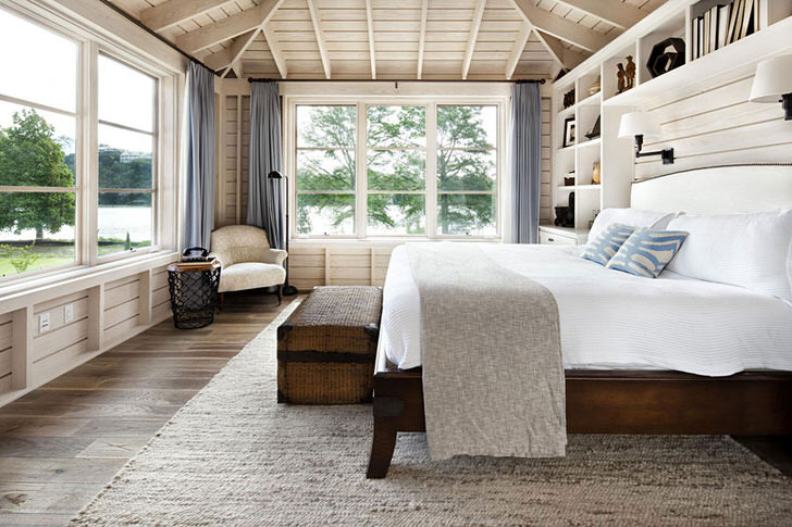 Спальня В Скандинавском Стиле С Большой Двуспальной Кроватью Из Дерева В Доме Французского Бизнесмена. 
