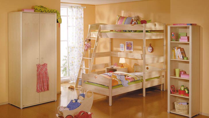 Детская Комната В Стиле Хай-Тек Со Светлой Деревянной Мебелью. Простота Мебели Компенсируется Ее Функциональностью И Практичностью.