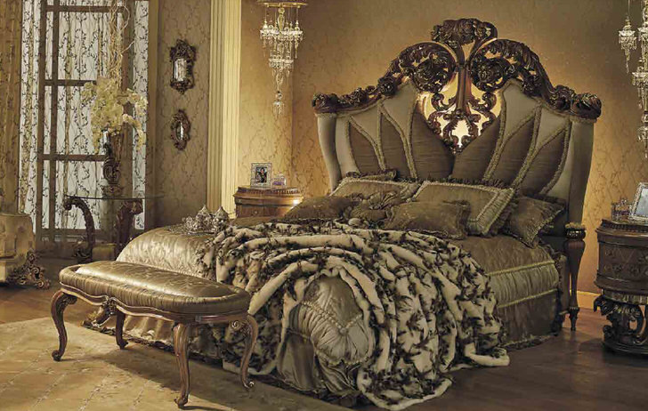 Шикарная Кровать В Гостевой Спальной Комнате В Барочном Стиле В Загородном Доме В Одной Из Провинций Франции.