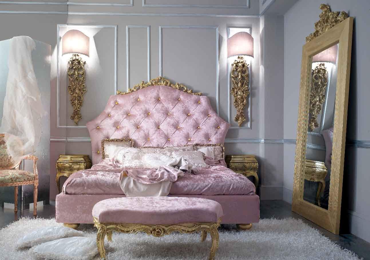 Спальня Молодой Девушки В Стиле Барокко. Взгляд Притягивает Большое Зеркало В Золотом Обрамлении.