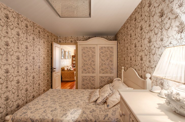 Уютная Кантри Спальня В Небольшом Загородном Доме На Юге Италии.