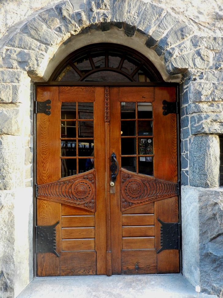 Двери В Стиле Модерн Украшают Парадный Вход Загородного Коттеджа С Фасадом Из Натурального Камня. 